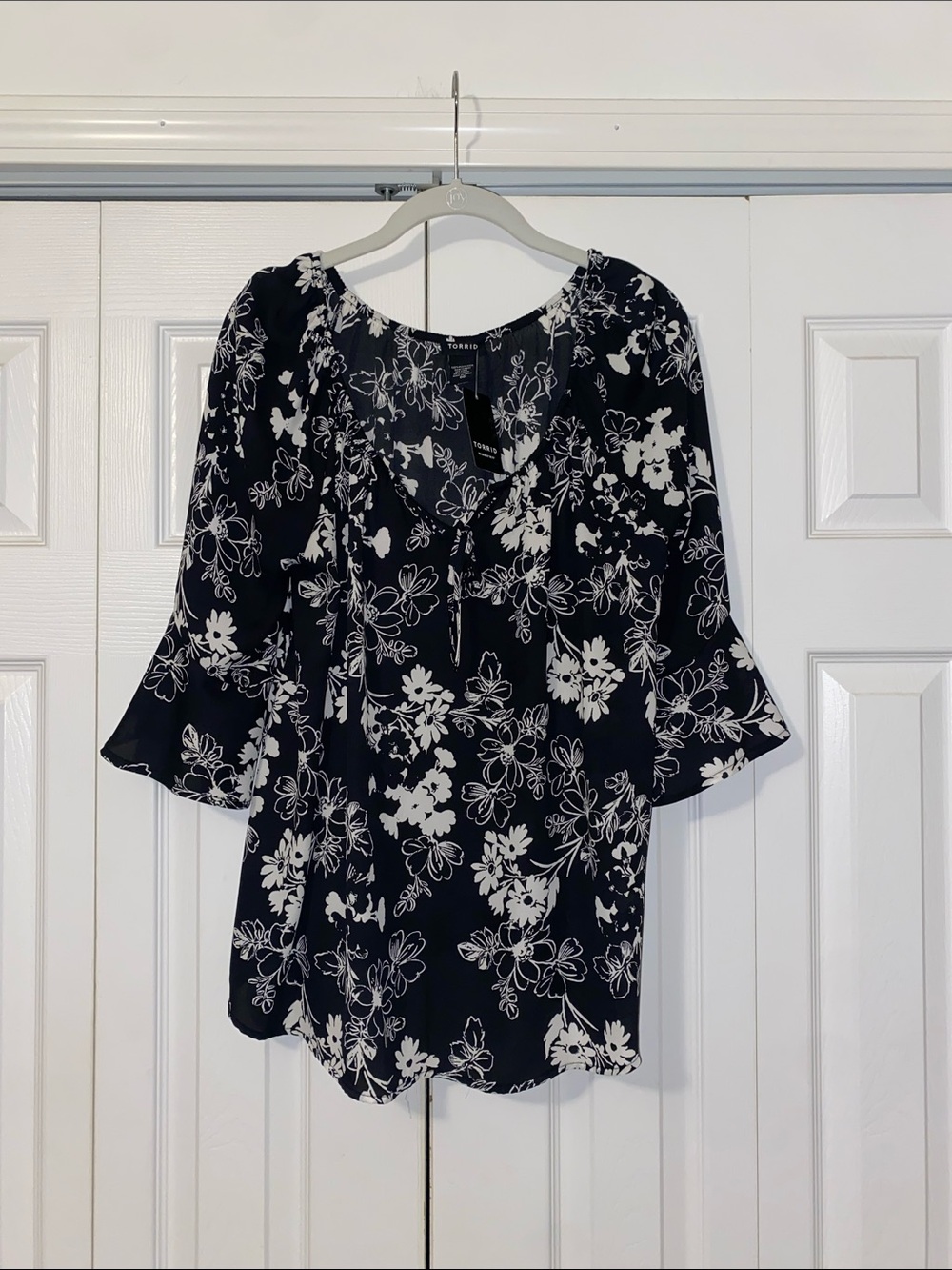 Torrid 00  Black & White Floral 3/4 Ruffle Sleeve Raglan Georgette Top